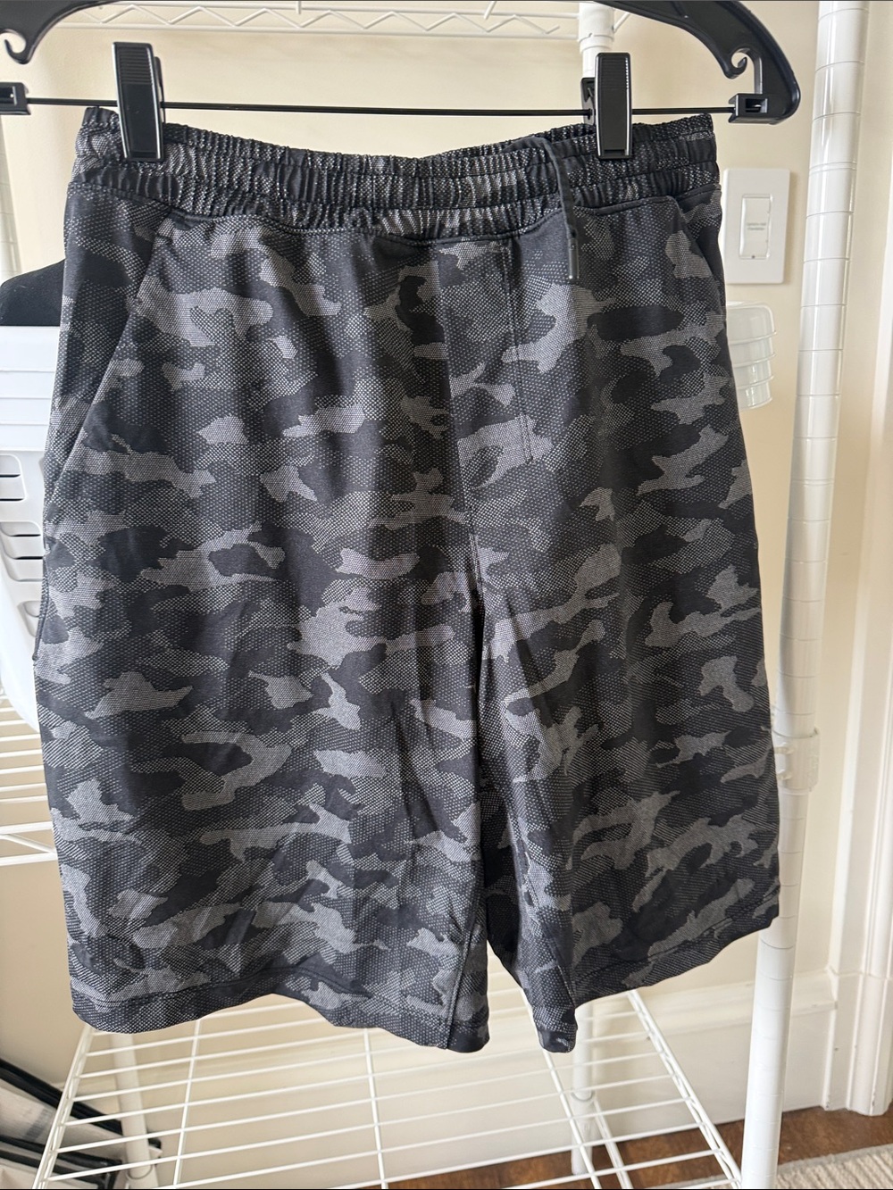 Men’s NWOT size S lululemon black camo 9” shorts